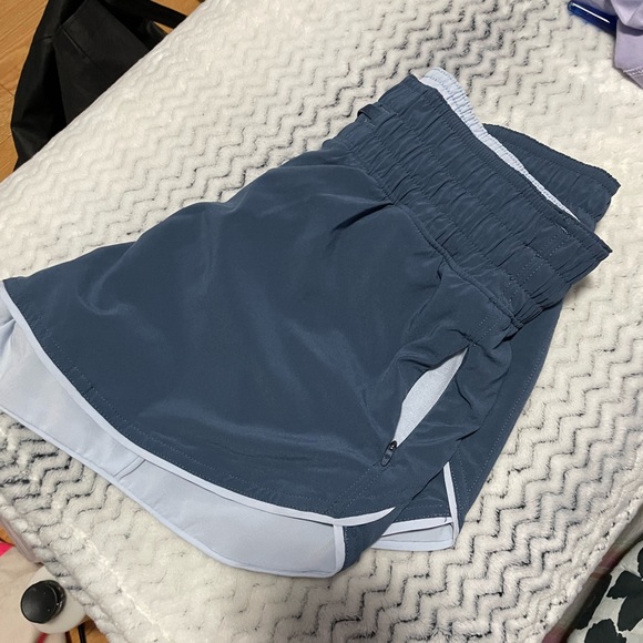 Lululemon Choose a Side, reversible shorts in size 2. Ink blue/daydream. - Picture 7 of 8